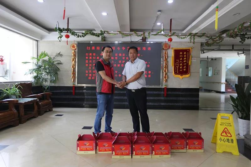 无锡市祥符慈善基金会秘书长与旺庄敬老院领导 亲切握手合影
